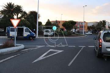 Una furgoneta se salta el bordillo e invade la glorieta de El Roque (Telde)/TA.